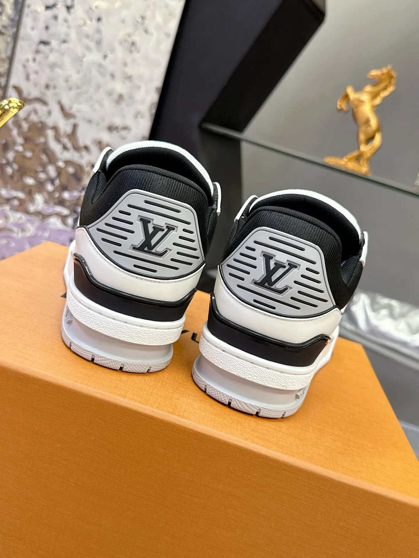 Factory price: 760💰 (latest color) This LV Trainer sneaker is made of grained cow leather, and uses vibrant colors to pay tribute to Virgil Abloh’s original classic inspired by retro basketball shoes. The upper is embellished with rubber LV letters and Vuitton logo, and the outsole is decorated with Monogram flowers. Exquisite packaging at the delivery counter🛍📦 ▪️Fabrics: Original customized first-layer cowhide ▪️Inner lining: Original customized breathable mesh lining ▪️Outsole: Original molded two-color TPU combination outsole ▪️Sole thickness: 3CM ▪️Size: Women's 35-40 Men's 38-46